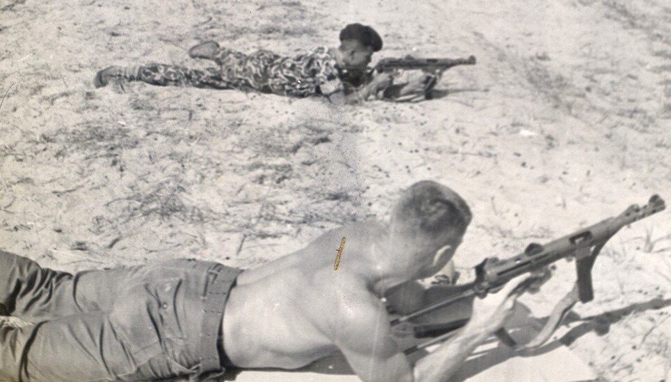 Американский и вьетнамский солдаты с шведскими К в руках.