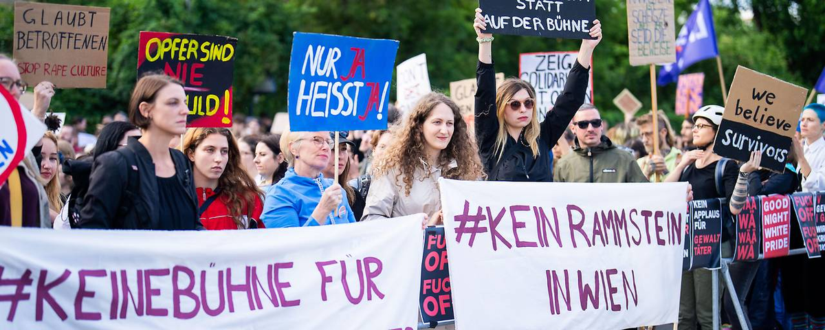 Протестующие в Вене в преддверии июльского концерта Rammstein. Фотография: Георг Хохмут / APA / AFP / Getty Images