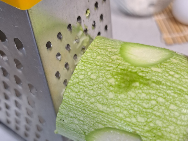 Натереть кабачок на крупной терке. У меня цукини с тонкой кожицей. поэтому я его не чищу