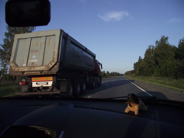 
Вот такие самосвалы - вообще, безбашенные. Ограничение скорости - это не для них. Впрочем, ПДД тоже. Спорить с ними бесполезно. догонять - не имеет смысла. Иногда проще притормозить: и машина целее будет, и нервы. Фото из личного архива автора (С), 2019 г.