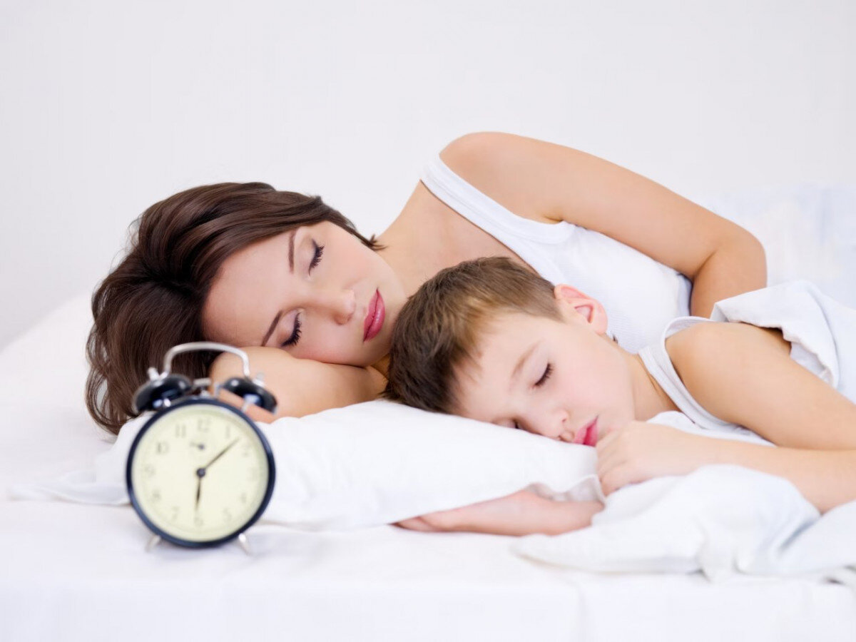 Почему мальчикам не нужно спать с мамой: возможные последствия