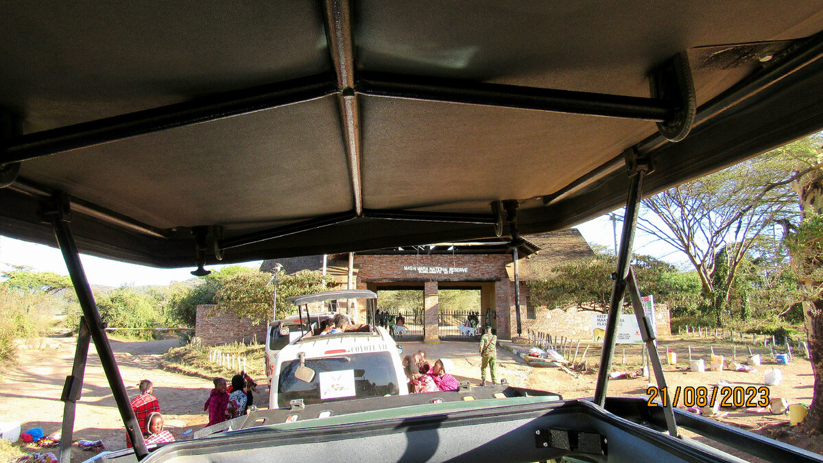 Вход в нацпарк. Машины с туристами сразу окружают женщины-масаи, предлагая украшения ручной работы