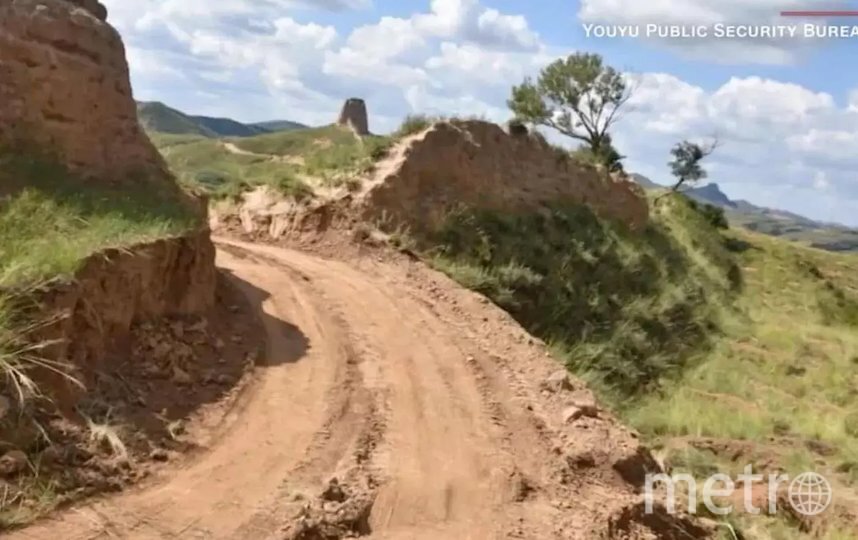    Разрушенный участок Великой Китайской стены. По словам пользователей Сети, дорога выглядит накатанной.Youyu Public Security Bureau