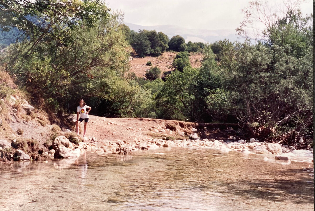 Почти каждый день мы ходили на прогулки в горы, брали рюкзак с провизией и пледом для пикника. 