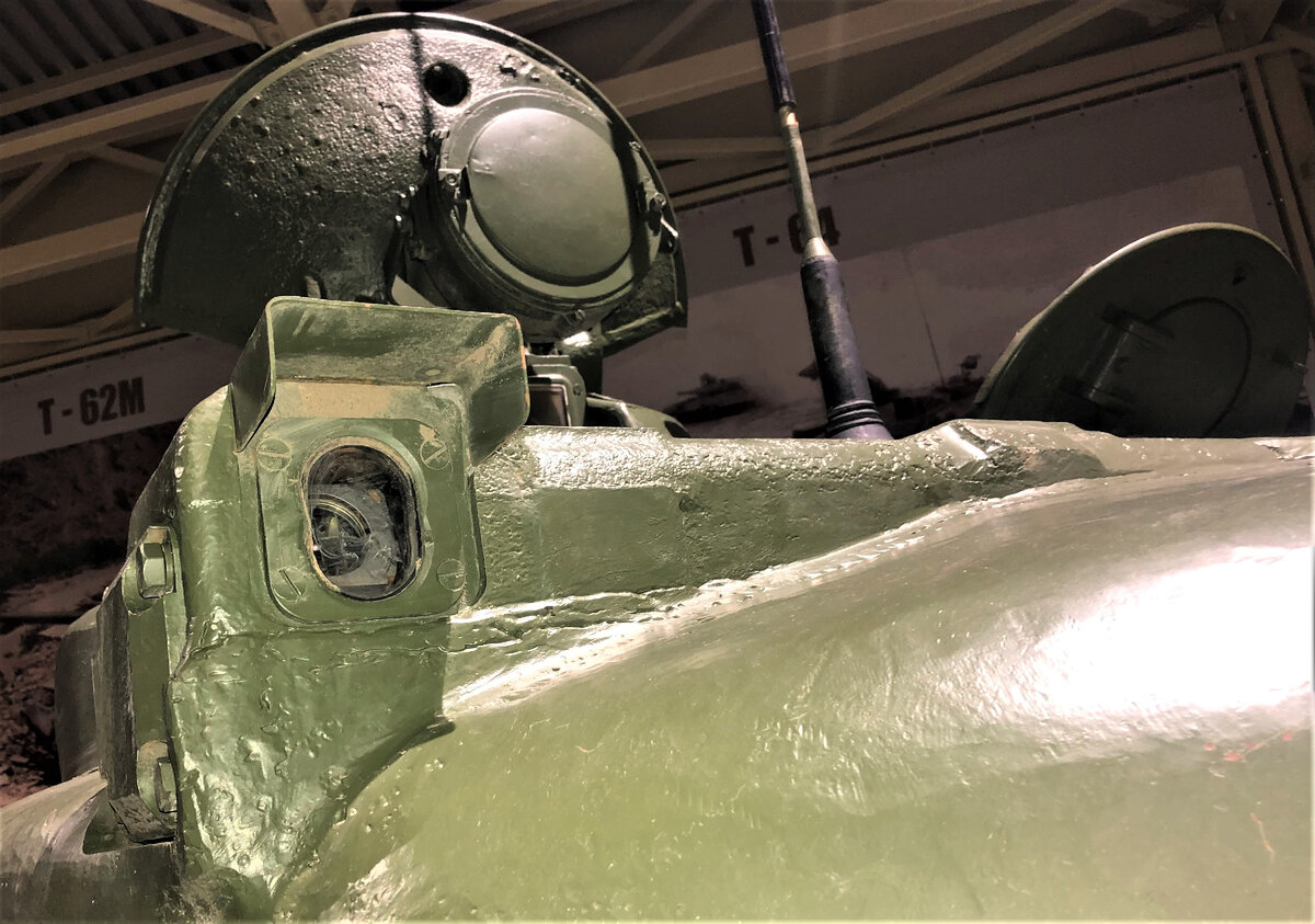 Входное окно оптического стереодальномера ТПД-2-49                                                                           
