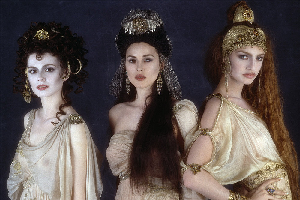 Моника Беллуччи (в центре) в роли одной из невест Дракулы.