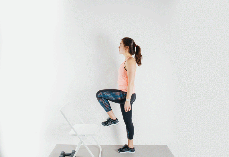 Повторите 3 подхода по 12 повторений, на каждую ногу.