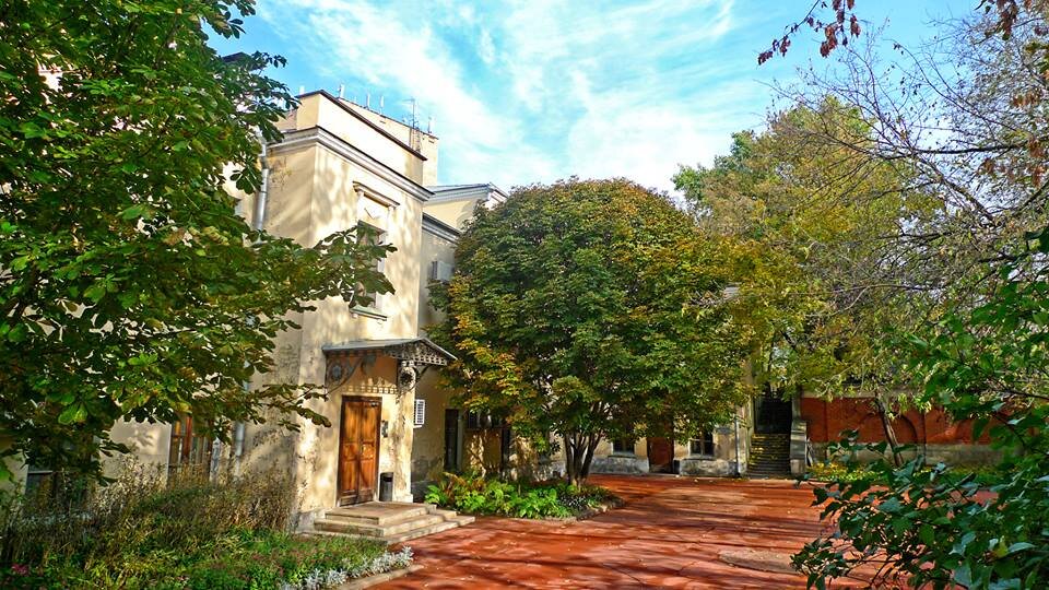 Таганка, ул. Николоямская — дворик филиала Библиотеки иностранной литературы. Овальный зал. Дом построен  в конце 18 века. Уходящая верх лестница уводит на прекрасную террасу, которая чаще всего, увы, закрыта.  