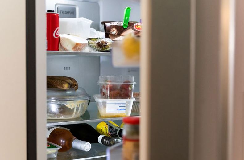 Если ваш холодильник выглядит соответствующим образом, сделайте себе одолжение и выполните следующие шаги, чтобы почистить его и навсегда удалить неприятные запахи.