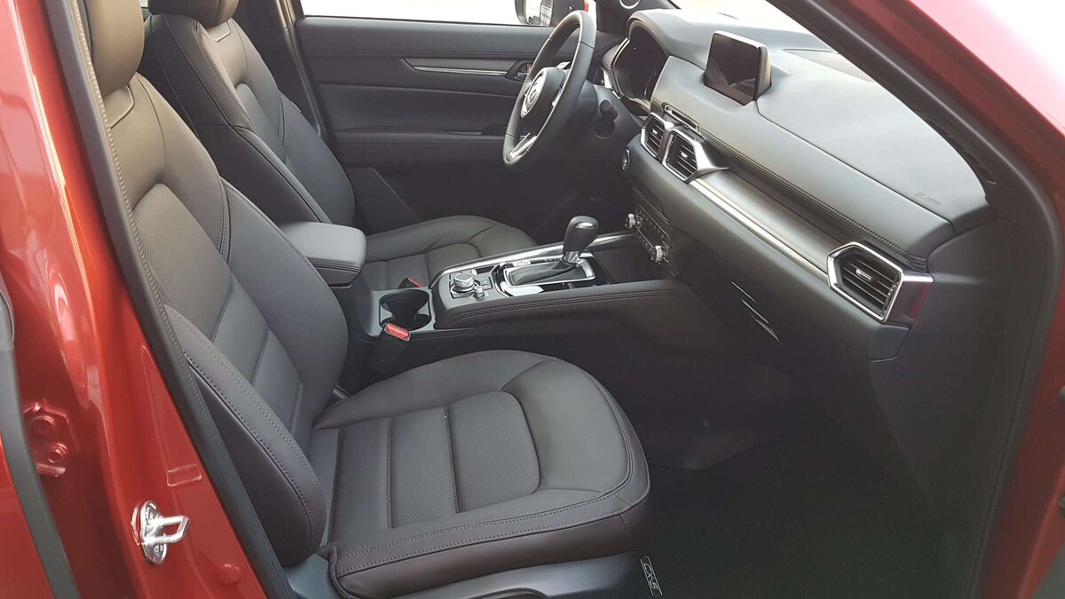 На специальном мероприятии компания рассказала про новую версию кроссовера, которую по праву можно назвать самой крутой! КРоме того, обещают улучшение ездового комфорта, G-VECTORING CONTROL PLUS и появление Андроид Авто и Эпл Кар Плей. 