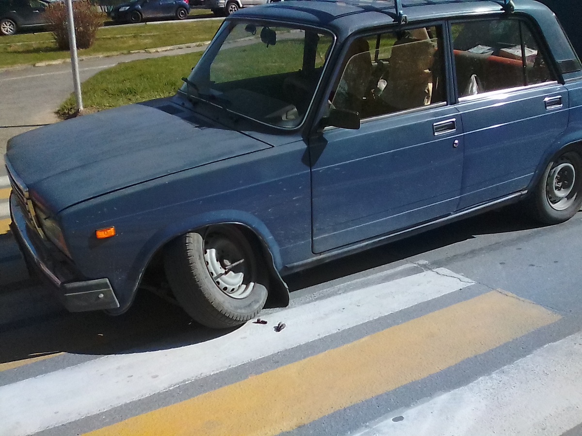 Во так, загородил дорогу пешеходамНе