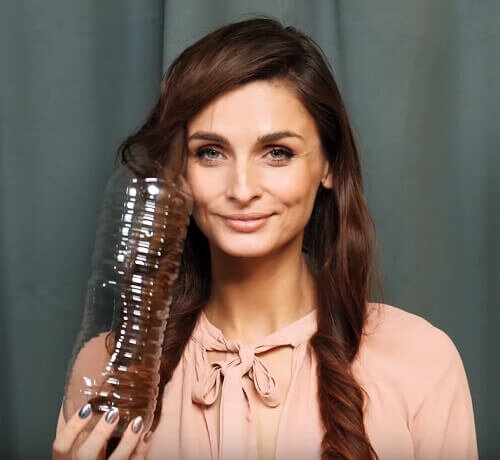 Фото: завитые волосы на бутылке