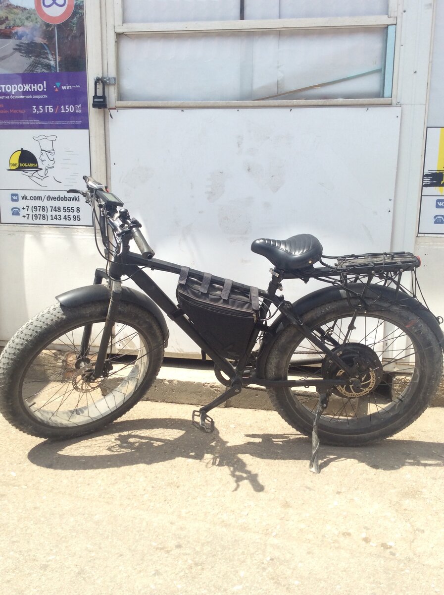 Неплохой байк в своем классе.Отличительными особенностями является то что здесь мощный прямо приводный мотор(1.5квт). Аккамулятор собран на фирменных элементах Samsung. Крепкая рама. Жёсткая подвеска. Недостаток амортизации компенсируется величиной покрышек. Разгоняется этот байк до 65 километров в час. Из недостатков: байк тяжелый.Если вы планируете таскать его на пятый этаж и выше, то это точно не ваш вариант. В управлении этот агрегат тоже непрост,так как изначально он делался для болотистых местностей и рыхлых поверхностей.В городе я его использовать не рекомендую. В городе важно чтобы вы были манёвренным и малогабаритным. Вот если использовать его для сельской местности, то это идеальный вариант. Выкатил его из калиточки  или из ворот и поехал себе - наслаждаешься видами.Производится этот байк частной компанией в Москве. В этом его большой плюс,Как байк подогнан под наши российские дороги.