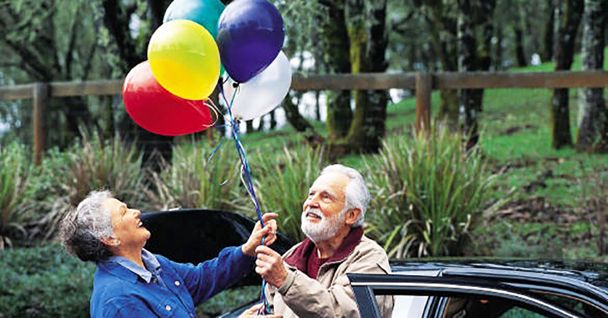 Любого возраста независимо от. Бабка и шарики. Бабушка с шарами. Шарики для бабушки. Пожилые люди с воздушными шариками.