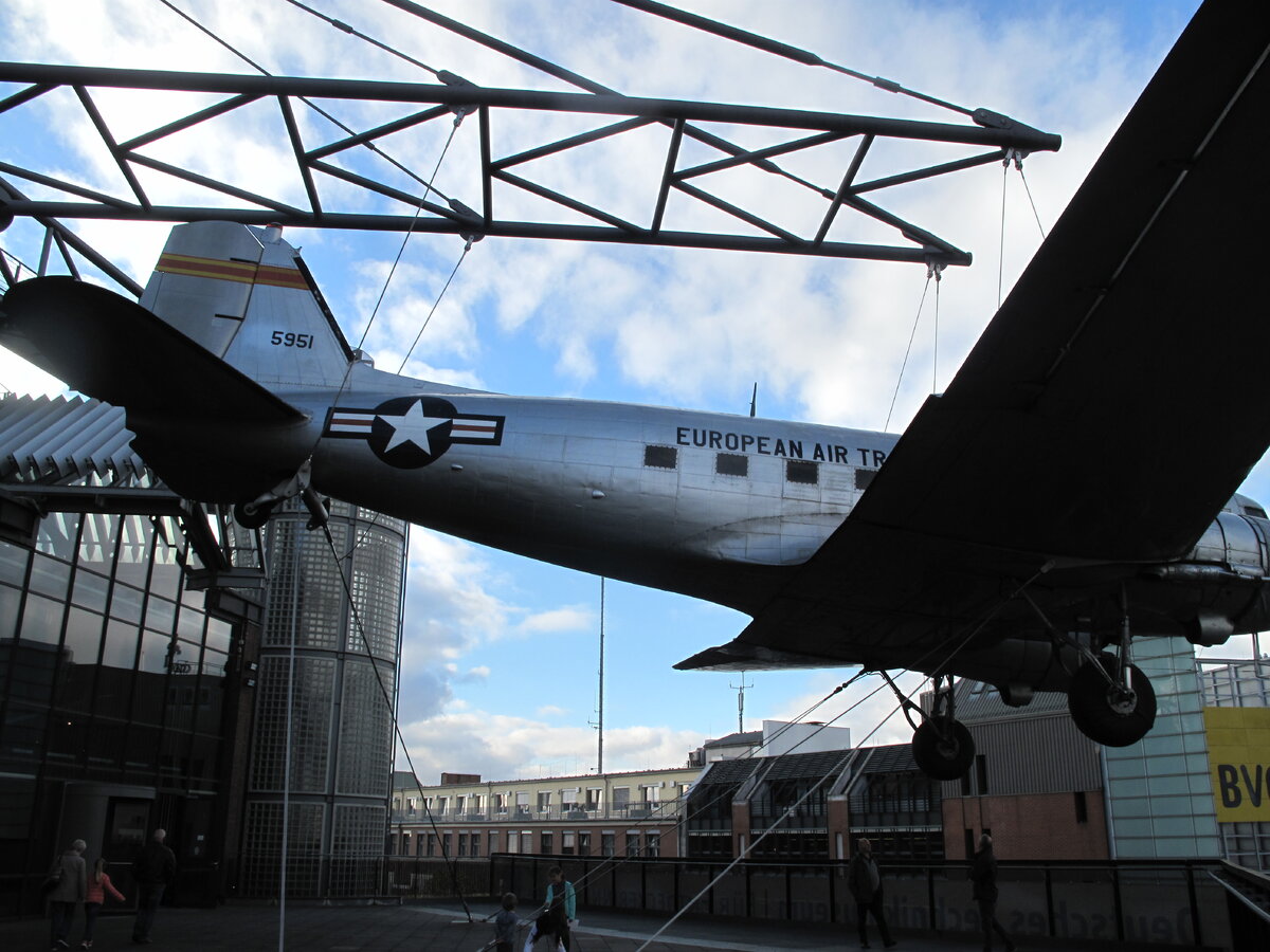 Американский самолет Douglas C-47 Skytrain. Так называемый «изюмный бомбардировщик»