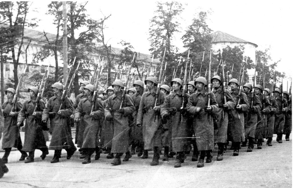 Добровольцы уходят на фронт. Источник: Яндекс. Картинки.