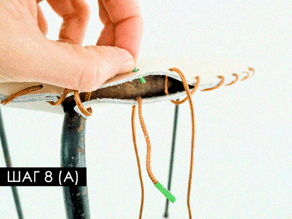 Продевание шнура через кожаные круги и завязывание узла внутри чехла