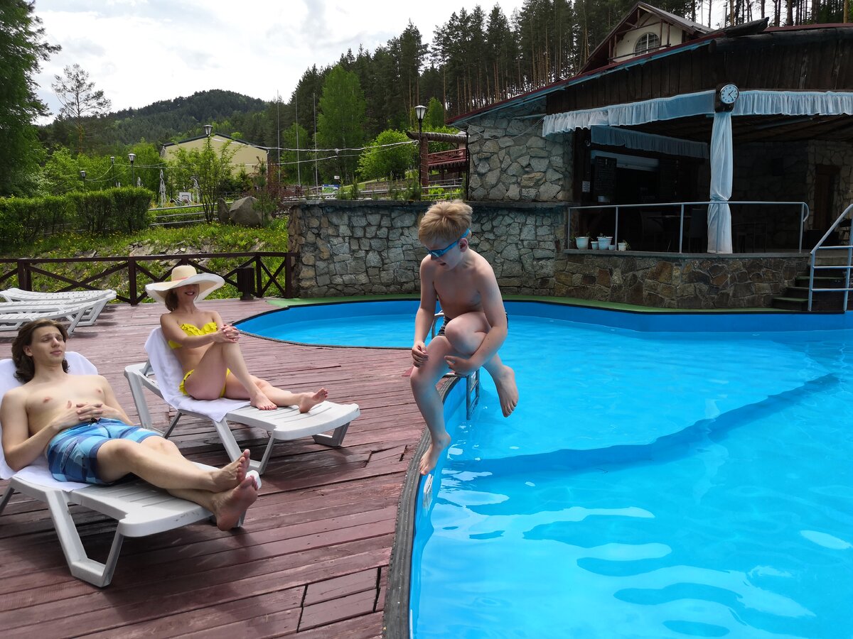 Не каждый открытый бассейн может похвастаться подогреваемой водой и горками.