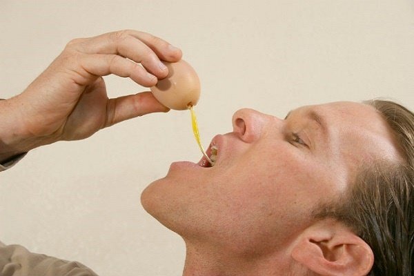 Пьёт сырое яйцо