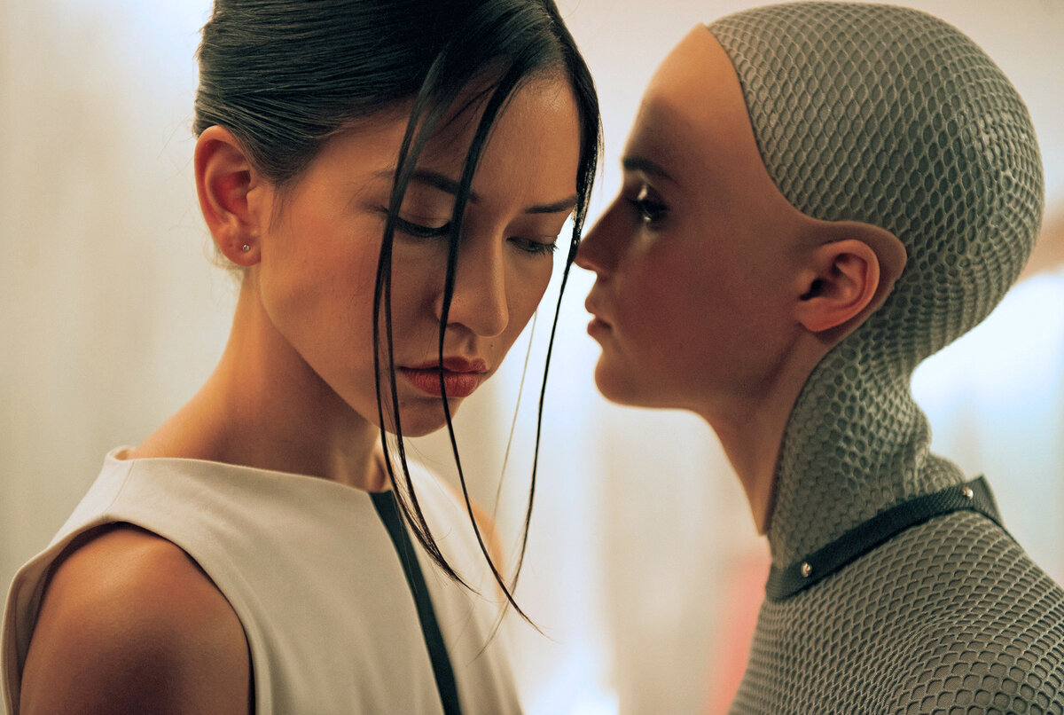 Кадр из фильма "Из машины" 2014г.