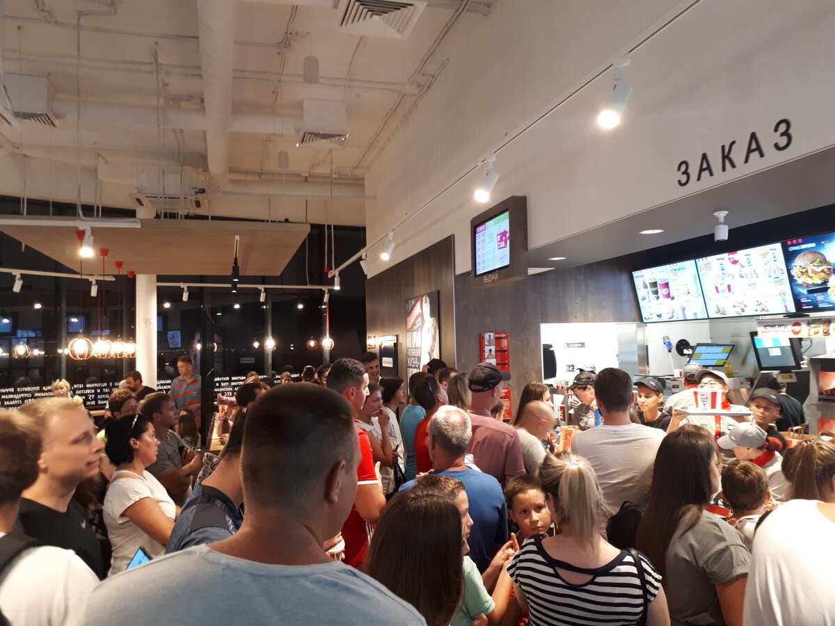 Kfc салават. КФС Геленджик. КФС Салават. Очередь в KFC. КФС Геленджик 2022.