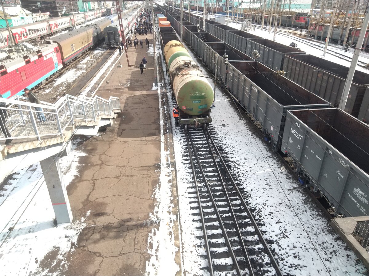 Составитель поездов на подножке вагона