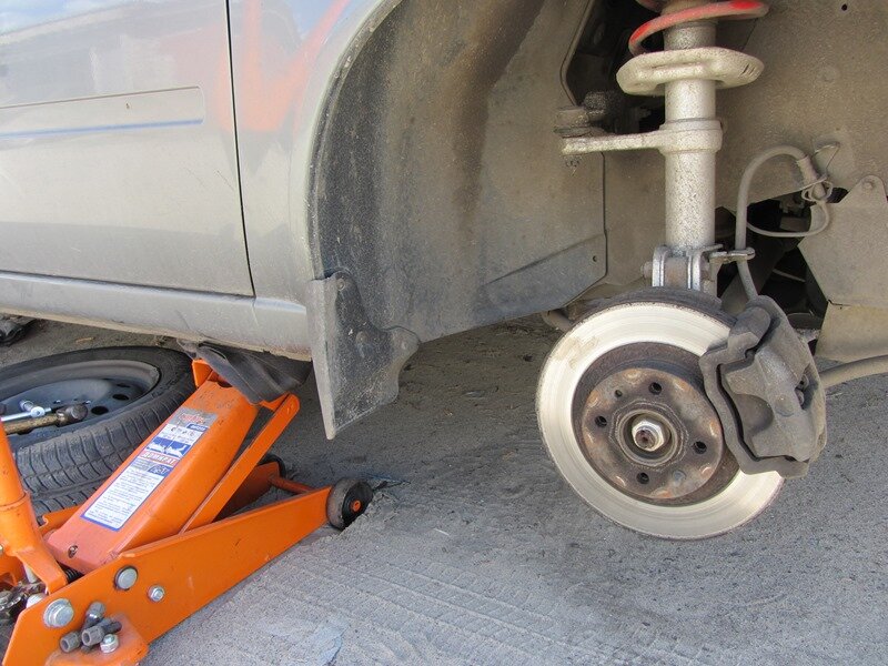 Для страховки подкладываем колесо под порог или защиту.