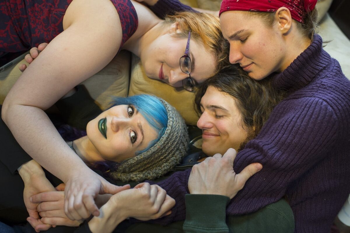 Я долго искала картинку "женщина в отношениях с 4-мя мужчинами", и к сожалению, таких картинок не нашла. Поэтому прилагаю то, что было