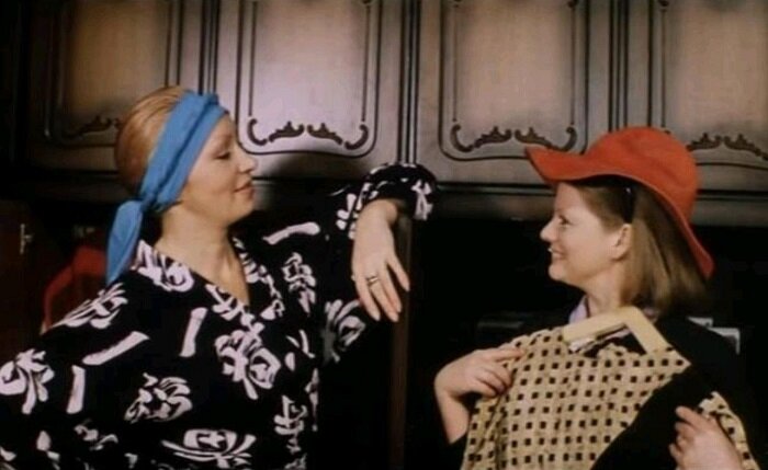  Сусанна, у которой — отличная экипировка,  богато (хотя, и без вкуса) обставленная квартира, доступ к элитным фарцовщикам, да и вообще — жизнь удалась...