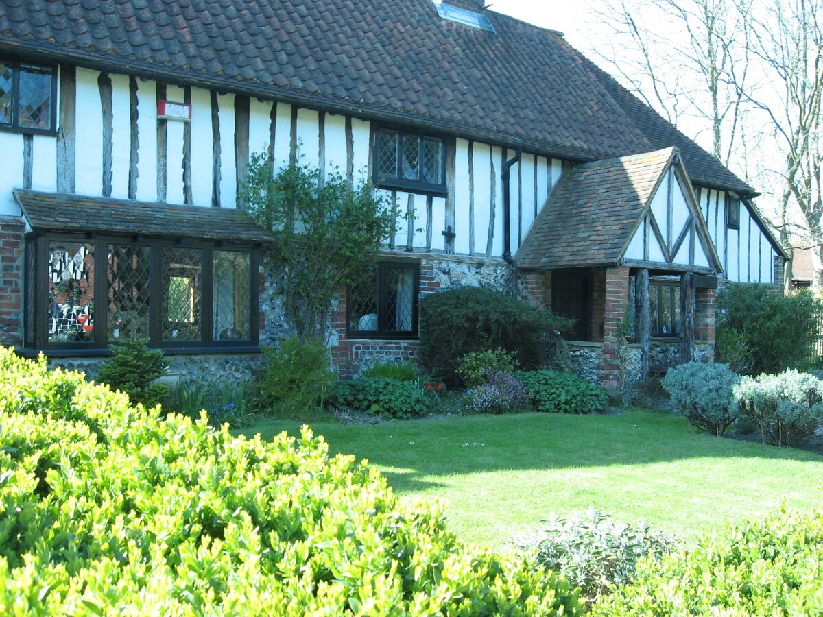        Весна добавила шарма старым постройкам.