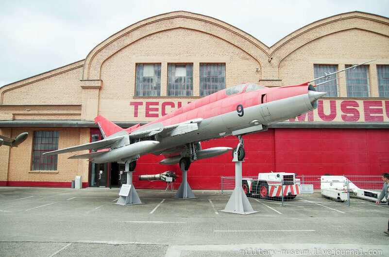 1. Экспортный Сухой Су-22 перед первым залом музея ("Liller Halle")