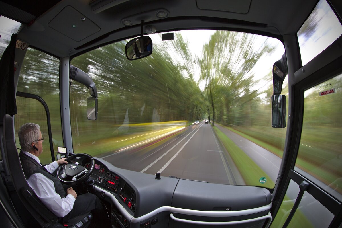 Field driving. Вид из автобуса. Вид из кабины автобуса. Водитель за рулем автобуса. Руль автобуса.