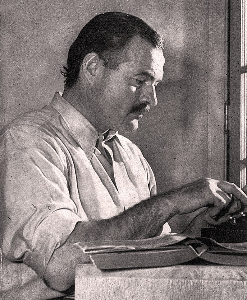 Эрнест Хемингуэй за работой над романом "По ком звонит колокол" 1939 год. Фото с Яндекс.Картинки