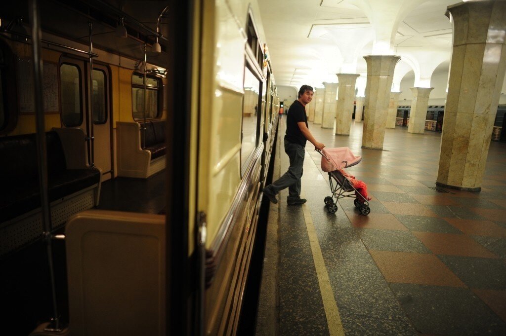 Коляска в метро. Детская коляска в метро. Метро с детскими колясками. В Московском метро с коляской.