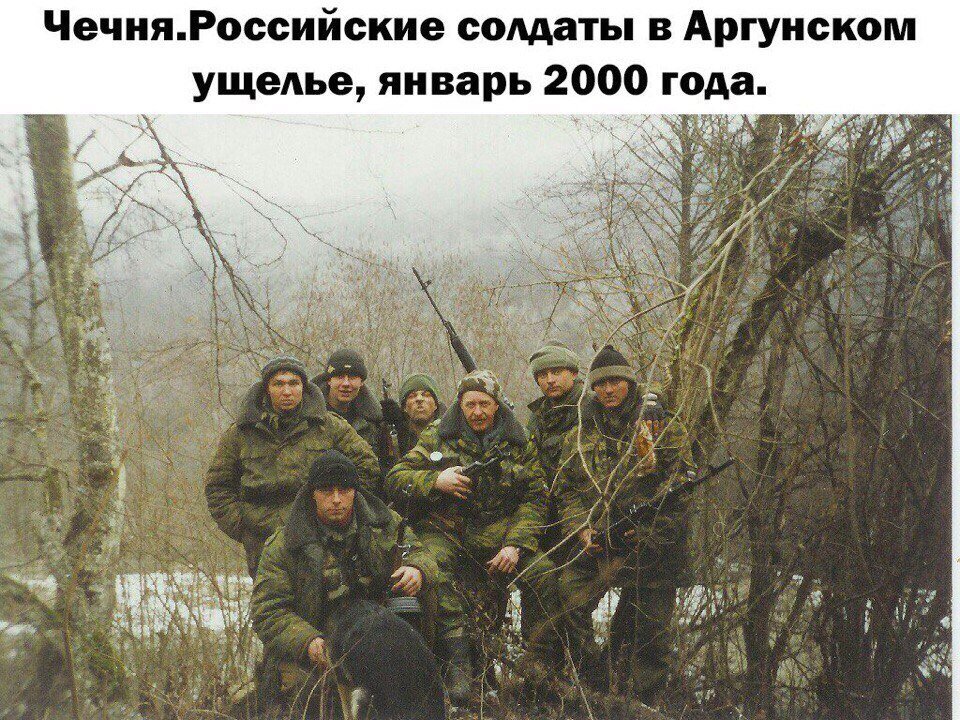 За выход из окружения Хаттаб заплатил 500 тыс. долларов. Но на его пути встала 6-я рота 104-го гвардейского парашютно-десантного полка. На 90 псковских десантников навалились 2500 чеченских боевиков. 
• Это случилось девятнадцать лет назад, 1 марта 2000 года. Но у Сергея Ш. – офицера подразделения особого назначения (ОСНАЗ) Главного разведывательного управления (ГРУ) Генштаба всё осталось не только в памяти. По его выражению, «для истории», он сохранил отдельные копии документов с записями радиоперехватов в Аргунском ущелье. Из разговоров в эфире гибель 6-й роты предстает совсем по-другому, чем твердили все эти годы генералы.

• Той зимой разведчики-«слухачи» из ОСНАЗа радовались. «Шайтанов» выбили из Грозного и окружили под Шатоем. В Аргунском ущелье чеченским боевикам должны были устроить «маленький Сталинград». Около 10 тысяч бандитов находилось в горном «котле». Сергей рассказывает, что в те дни спать было невозможно.

 1 марта 2000 года 6-я рота псковских десантников приняла неравный бой...

• Вокруг все грохотало. День и ночь террористов «утюжила» наша артиллерия. А 9 февраля фронтовые бомбардировщики Су-24 впервые за время операции в Чечне сбросили на боевиков в Аргунском ущелье объемно-детонирующие авиационные бомбы весом полторы тонны. От этих «полторашек» бандиты несли огромный урон. С перепугу они вопили в эфире, мешая русские и чеченские слова:

– Русня применила запрещённое оружие. После адских взрывов от нохчей даже пепла не остаётся.

• И дальше шли слёзные просьбы о помощи. Главари боевиков, окруженных в Аргунском ущелье, именем Аллаха призывали своих «братьев» в Москве и Грозном не жалеть денег. Цель первая – прекратить сбрасывать на Ичкерию «негуманные вакуумные» бомбы. Вторая – купить коридор для выхода в Дагестан.

• Из «аквариума» – штаб-квартиры ГРУ – осназовцам на Кавказе пришло особо секретное задание: круглосуточно фиксировать все переговоры не только боевиков, но и нашего командования. Агентура сообщала о намечавшемся сговоре.

• В последний день февраля, вспоминает Сергей, нам удалось перехватить разговор по радио Хаттаба с Басаевым:

– Если впереди собаки (так боевики называли представителей внутренних войск), можно договориться.

– Нет, это гоблины (то есть десантники, на жаргоне бандитов).

• Тогда Басаев советует Черному арабу, руководившему прорывом:

– Слушай, может, давай обойдем? Они нас не пустят, только себя обнаружим…

– Нет, – отвечает Хаттаб, – мы их перережем. Я заплатил за проход 500 тысяч американских долларов. А этих шакалов-гоблинов начальники подставили, чтобы замести следы.

 • И всё же по настоянию Шамиля Басаева сначала вышли по радио на командира батальона подполковника Марка Евтюхина, находившегося в 6-й роте, с предложением пропустить их колонну «по-хорошему».

– Нас тут очень много, раз в десять больше вас. Зачем тебе неприятности, командир? Ночь, туман – никто не заметит, а мы очень хорошо заплатим, – увещевали по очереди то Идрис, то Абу Валид – полевые командиры из особо приближенных к Хаттабу.

 Но в ответ раздался такой виртуозный мат, что переговоры по радио быстро прекратились. И понеслось…

6-я рота, 90 против 2500 – они устояли!

 • Атаки шли волнами. Причем не психические, как в фильме «Чапаев», а душманские. Используя горную местность, боевики подбирались почти вплотную. И тогда схватка переходила в рукопашную. В ход шли штык-ножи, саперные лопатки, металлические приклады «сучек» (десантный вариант автомата Калашникова укороченный, со складывающимся прикладом).

• Командир разведывательного взвода гвардии старший лейтенант Алексей Воробьев в жестокой схватке лично уничтожил полевого командира Идриса, обезглавив банду. Командиру самоходной артиллерийской батареи гвардии капитану Виктору Романову взрывом мины оторвало обе ноги. Но он до последней минуты жизни корректировал огонь артиллерии.

• Рота сражалась, удерживая высоту, 20 часов. К боевикам подтянулись два батальона «Белых ангелов» – Хаттаба и Басаева. 2500 против 90.

• Из 90 десантников роты погибли 84. Позже 22 присвоено звание Героев России (21 – посмертно), а 63 награждены орденом Мужества (посмертно). Одна из улиц Грозного названа именем 84 псковских десантников.

• Хаттабовцы потеряли 457 отборных боевиков, но так и не смогли прорваться к Сельментаузену и дальше – на Ведено. Оттуда дорога на Дагестан была уже открыта. По высокому приказу с неё сняли все блокпосты. Значит, не врал Хаттаб. Он действительно купил проход за полмиллиона баксов.

• Сергей достает с книжной полки стреляную гильзу. И без слов понятно, оттуда. Потом вываливает на стол кипу каких-то бумаг. Цитирует бывшего командующего группировкой в Чечне генерала Геннадия Трошева: «Я часто задаю себе мучительный вопрос: а можно ли было избежать таких потерь, все ли мы сделали, чтобы спасти десантников? Ведь твой долг, генерал, в первую очередь заботиться о сохранении жизни. Как ни тяжело сознавать, но, наверное, мы сделали тогда не всё».
