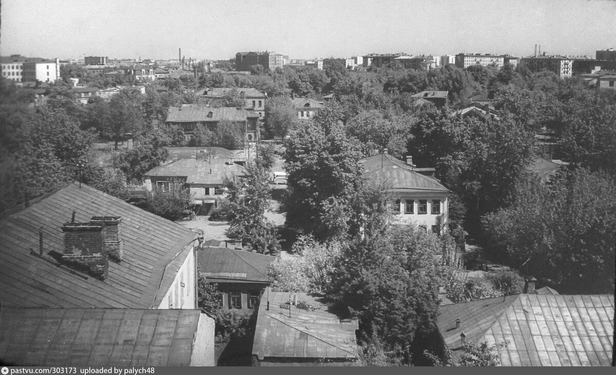 Вид на дворы Марксистской улицы и северо-восток Москвы. Фото сделано с 7-го этажа дома № 27/35 по Воронцовской улице. 1969 - 1971 г. Автор Владимир Гудков.