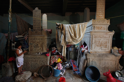 Интерьер комнаты. Надгробия  вместо полок. Фото из открытых источников.