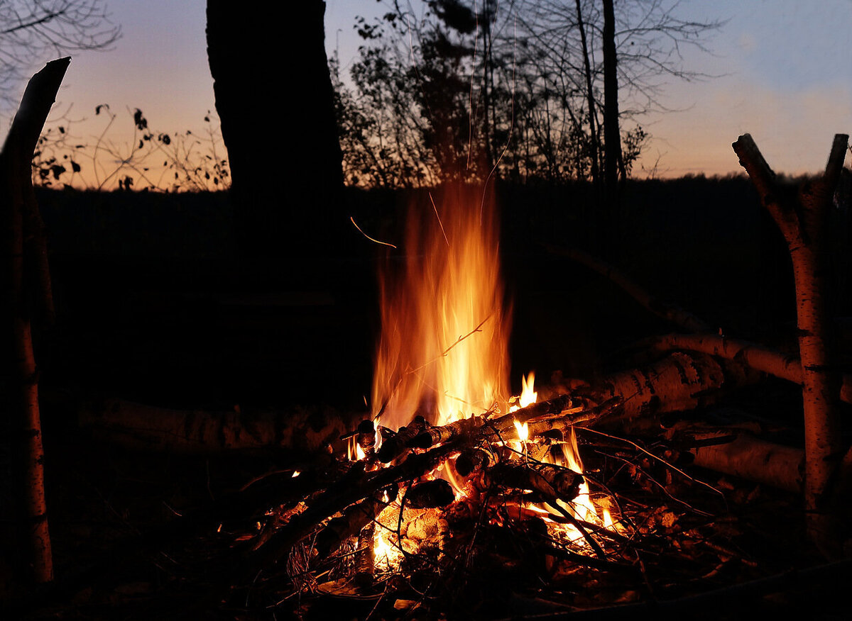 костер осенью. осенний костер. костер осенью.