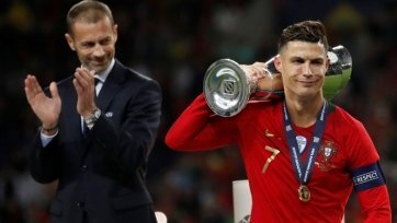 Фото: uefa.com«Я не закрываю дверь в сборную. Пока у меня есть силы и мотивация, я всегда буду готов прибыть в расположение команды. Уйду из сборной, только если меня больше не захотят приглашать (смеется). Чемпионат мира в Катаре? Я этого не исключаю (Роналду в 2022 году будет 37 лет – прим. FootballHD). Думаю, я буду недалеко от сборной в это время. Я пережил множество прекрасных моментов вместе со сборной Португалии. Может быть, наибольшее удовольствие от игры за сборную я получал в течение последних пяти лет. Не спрашивайте, почему, но я действительно обожаю защищать честь сборной», – признался Роналду в интервью TVI.

