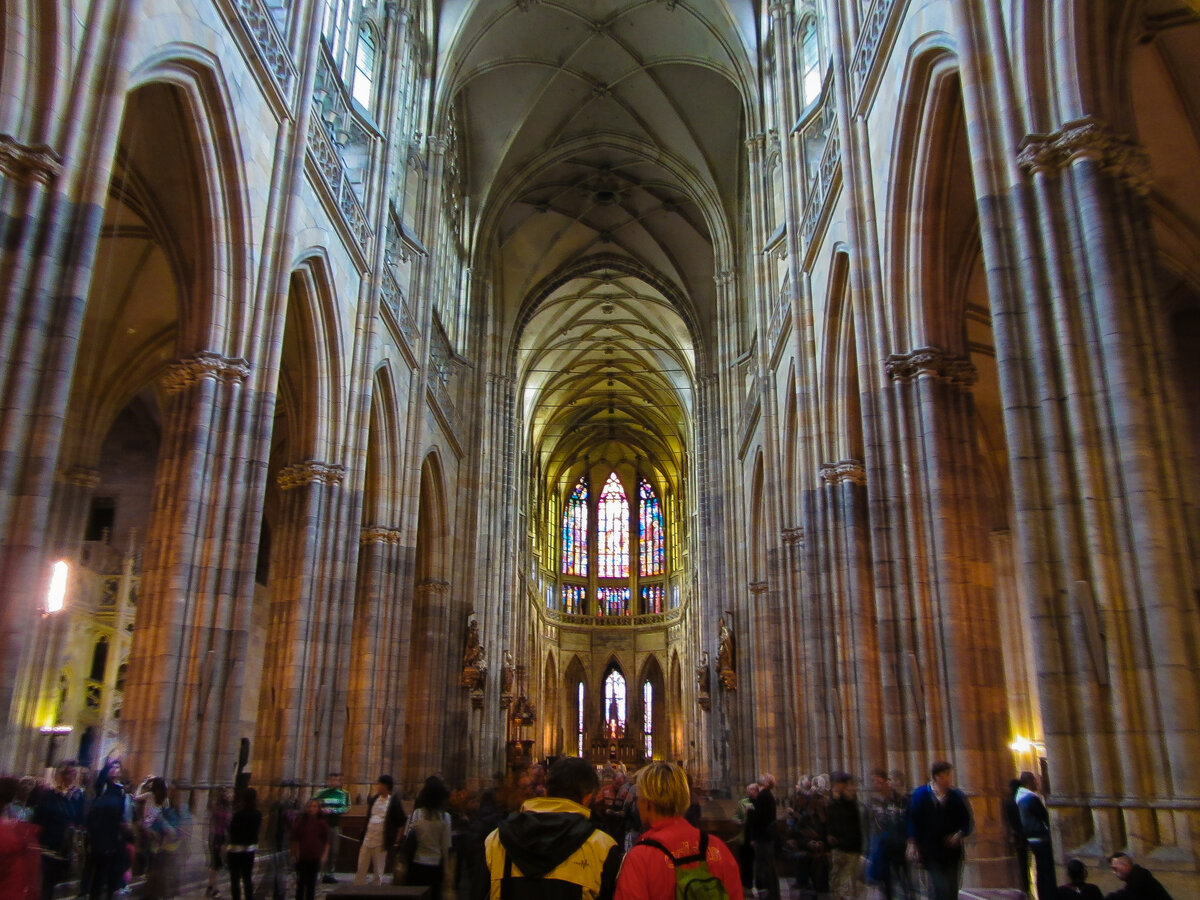                               В соборе всегда огромное количество туристов со всего мира
