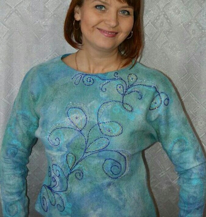 Мой валяный свитер на шёлке  эксельсиор.  Красила тоже сама. Вышивка бисером, стеклярусом, бусинами  Сваровски 