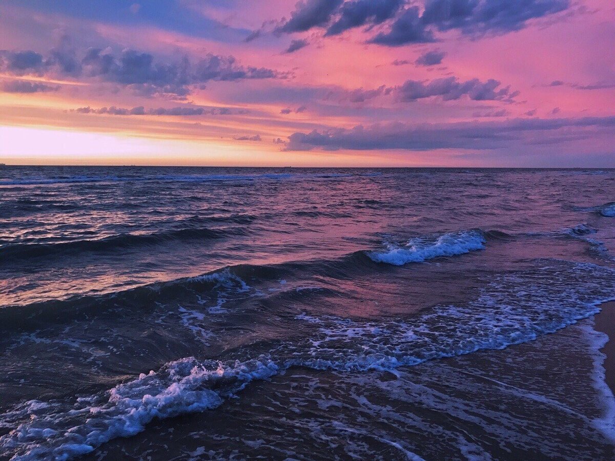 Очень люблю море. Что-то невидимое и непонятное роднит меня с этой водной стихией Посейдона.