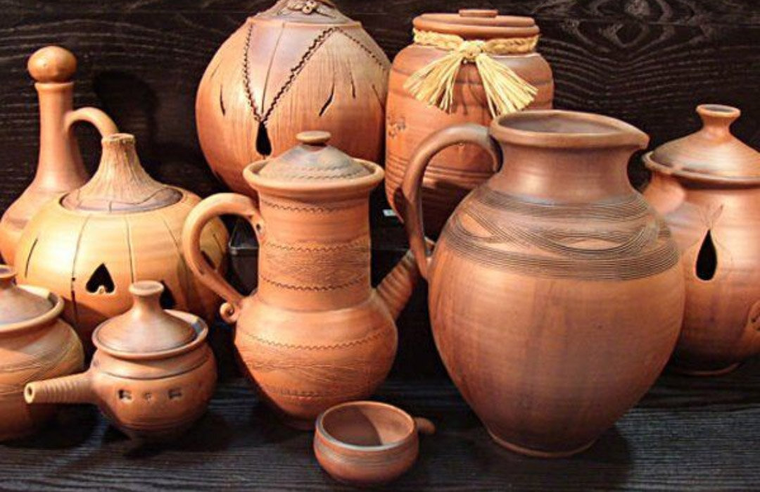 У нас можно купить посуду из красной глины.