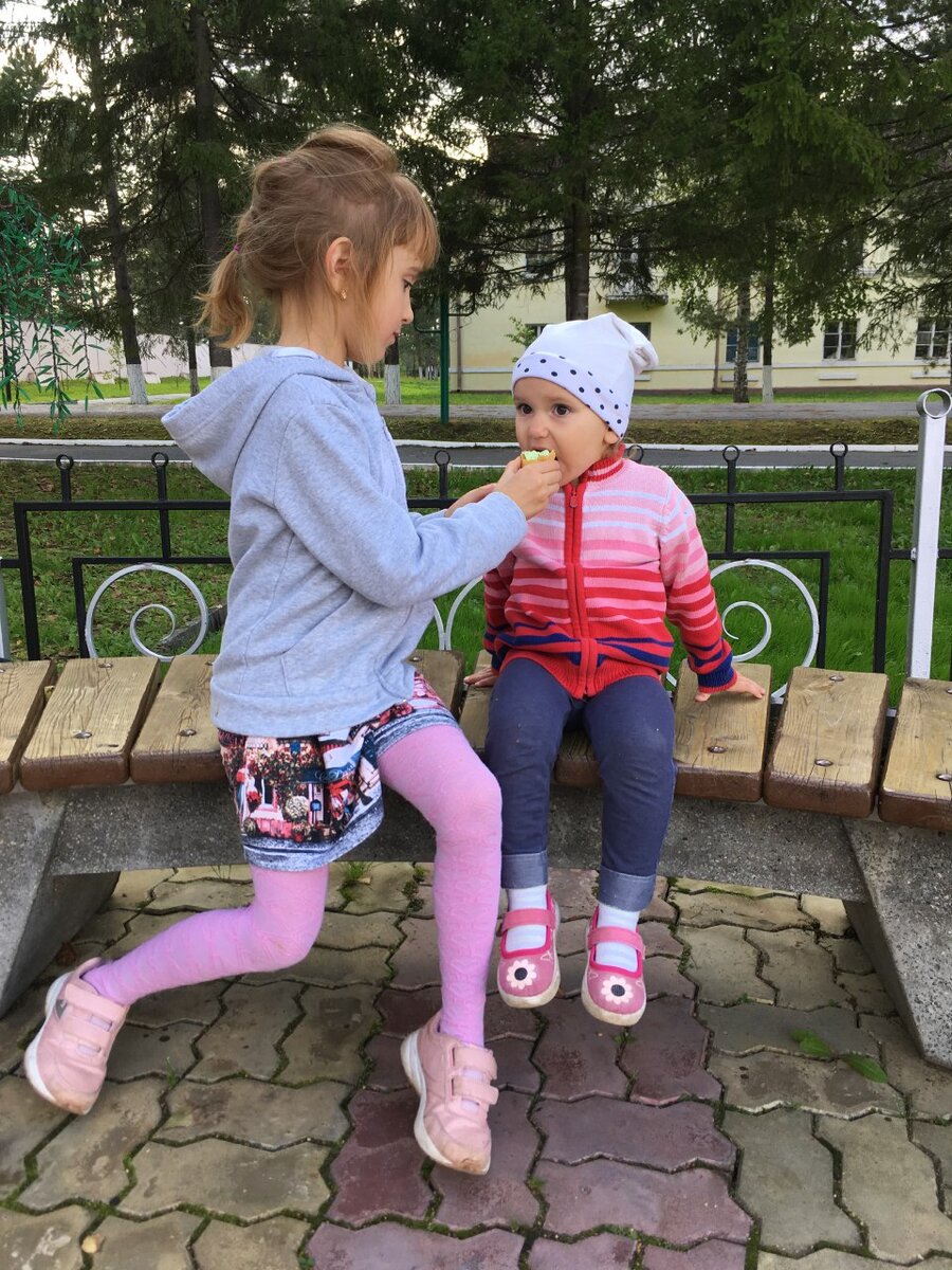 Мои дети: слева Марго, справа Эля