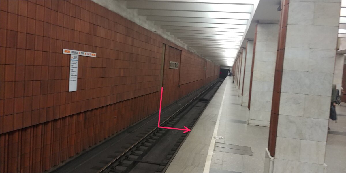 Под платформой контактный рельс