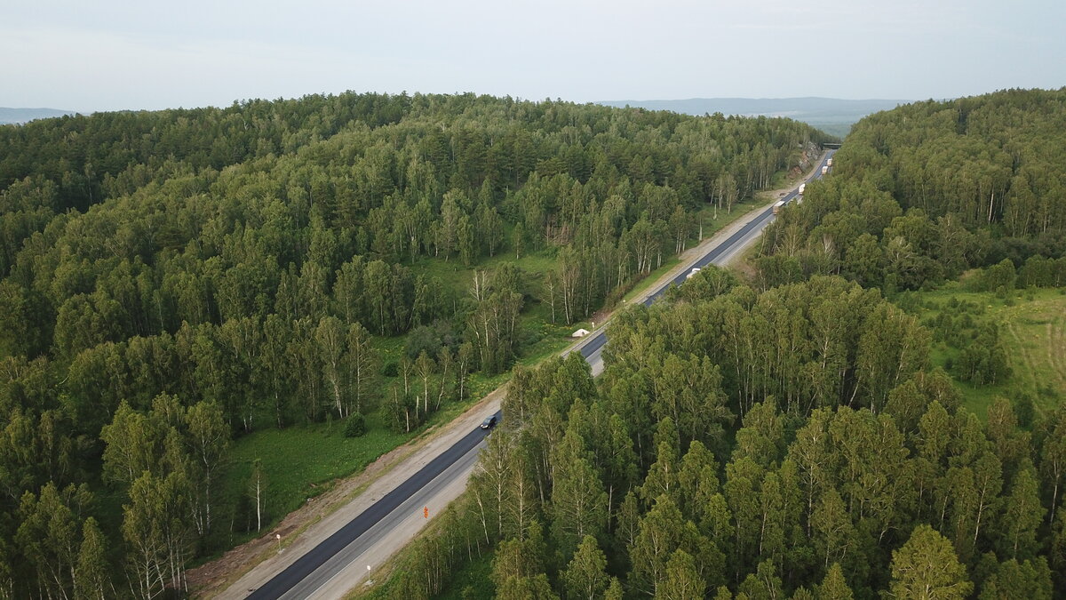 Горы, лес и дорога