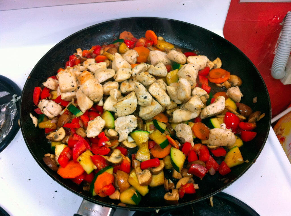 Рецепт грудки куриной с овощами на сковороде. Овощи кусочками на сковороде. Курица с овощами на сковороде. Куриная грудка с овощами на сковороде. Курица с овощами на сков.