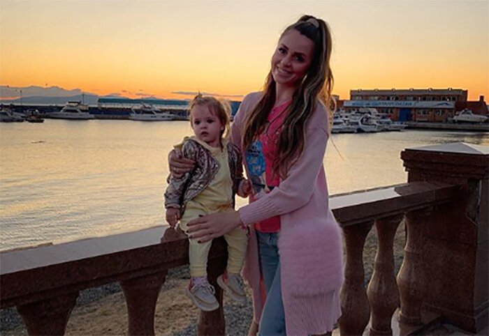 Ольга Рапунцель наслаждается вечерними прогулками с дочкой