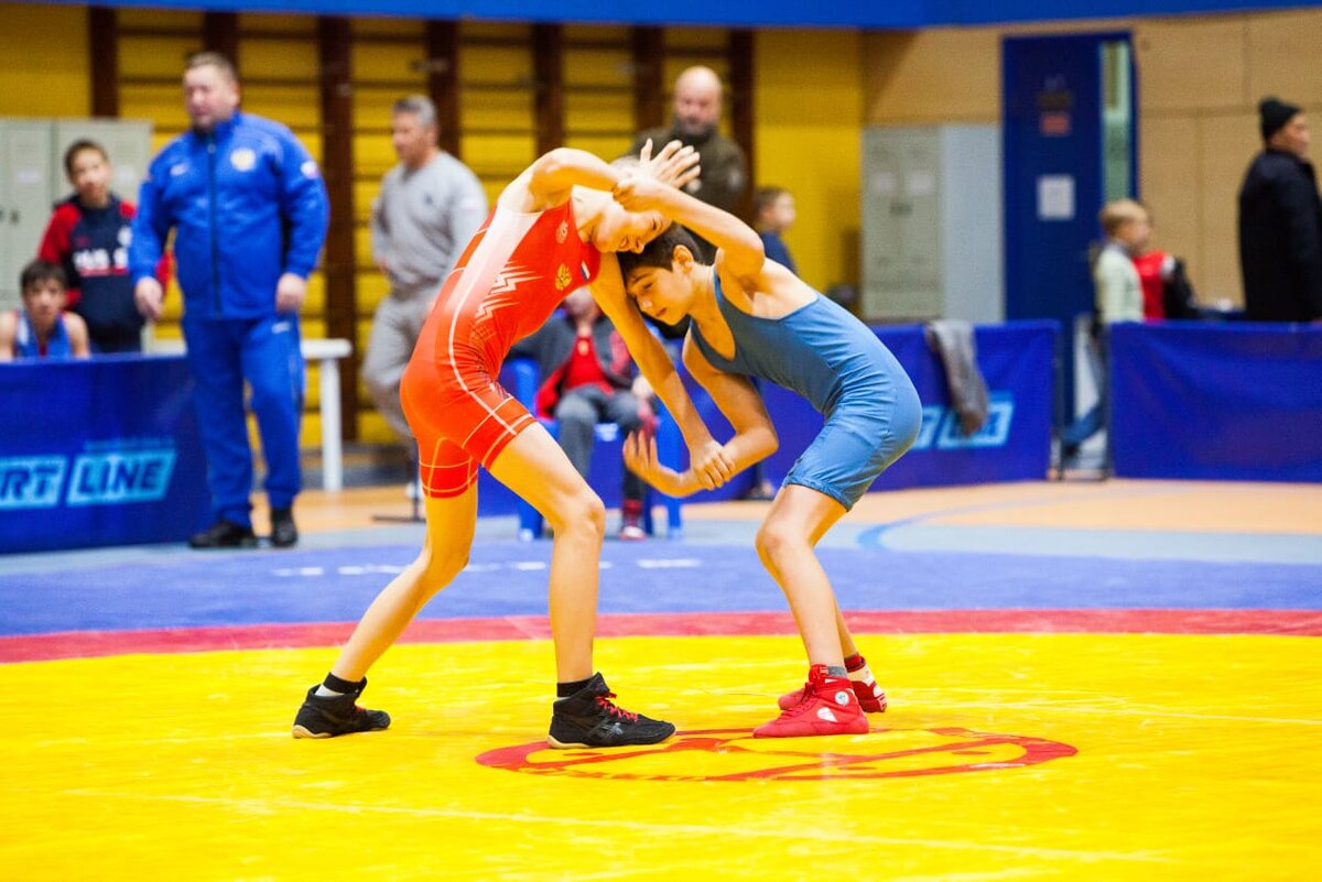 Кадр с одного из соревнований. Слева на заднем плане в синем костюме- наш тренер.