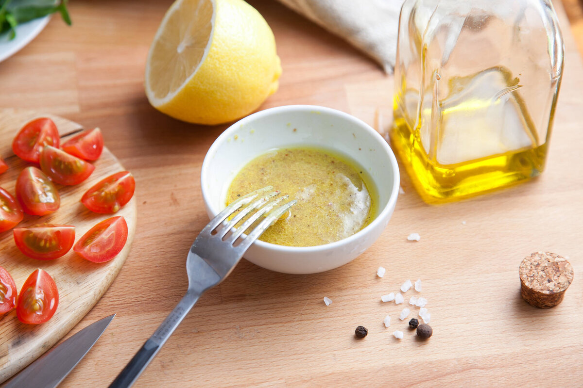 Соевый соус 1 столовая ложка. Соус. Медово-горчичный соус для салата. Соус для салата с маслом. Соус с оливковым маслом.